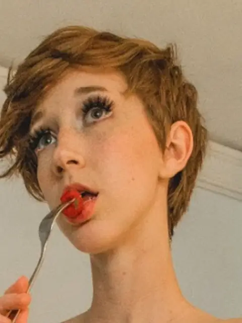 Alice White ~ ASK ABOUT THE FOX FAM OnlyFans profile