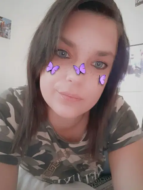 Sarahlou90 on OnlyFans