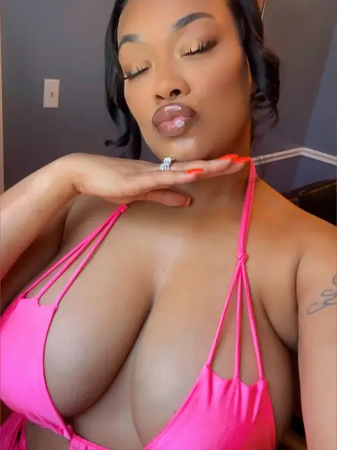 Monapooh27 on OnlyFans
