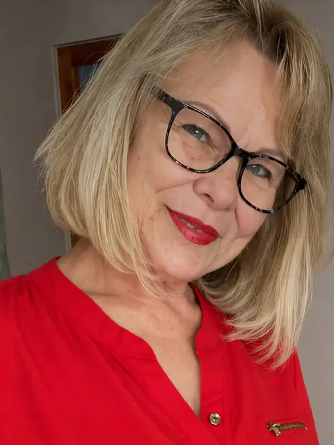 Mommy Molly KITTY AT FEED on OnlyFans