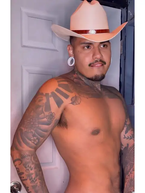 x9x26x Throuple on OnlyFans