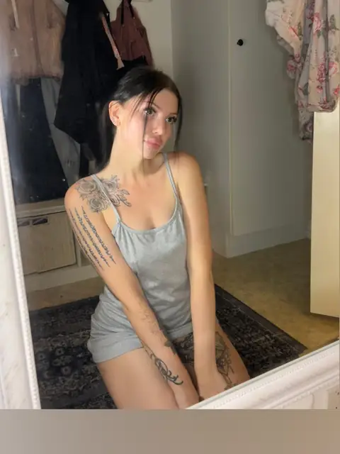 Petite Emsan OnlyFans profile