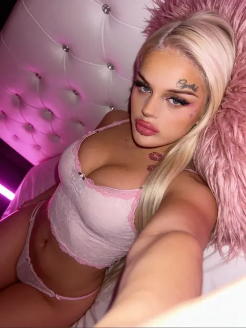 Roxxi (Trans) on OnlyFans