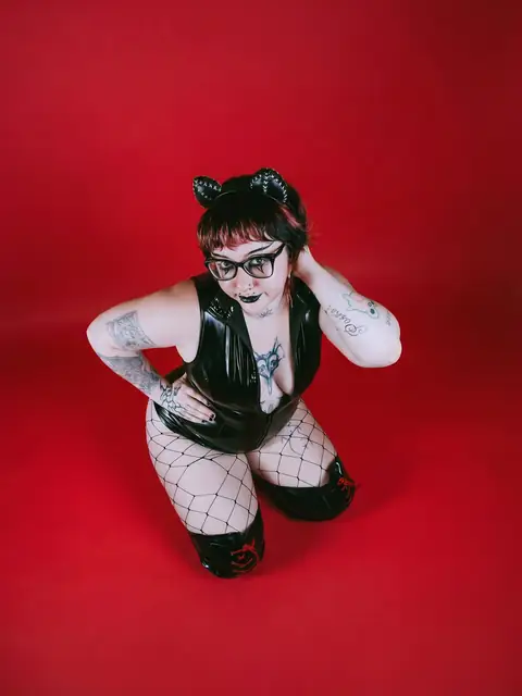 Luna Nightshad3 on OnlyFans