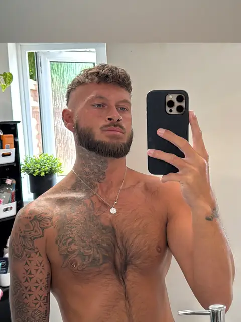 Lee Cameron on OnlyFans