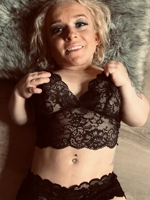 Midget stripper XXX sassee cassee OnlyFans profile
