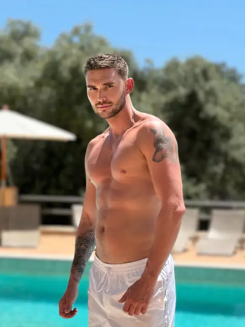 Liam Arnolds on OnlyFans