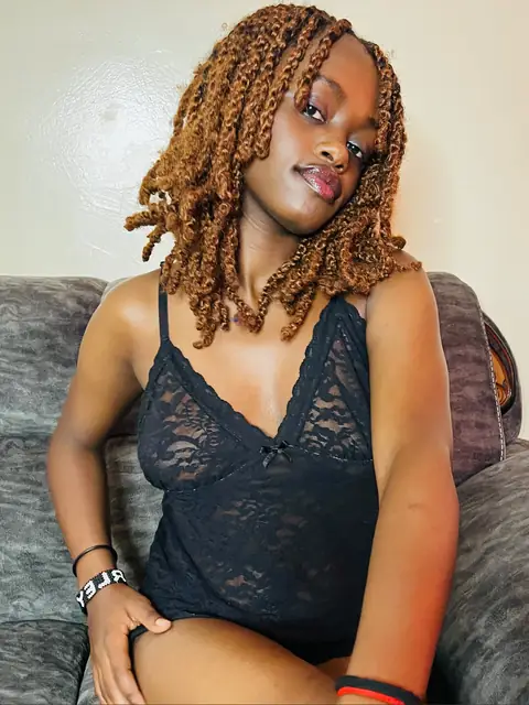 Azza Fox OnlyFans profile