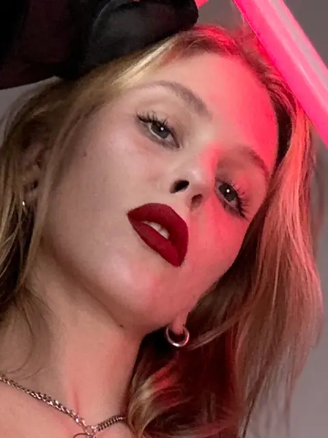 Maeri 6h+ of videos on OnlyFans