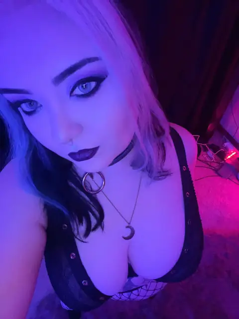 Luna C Vondrak on OnlyFans