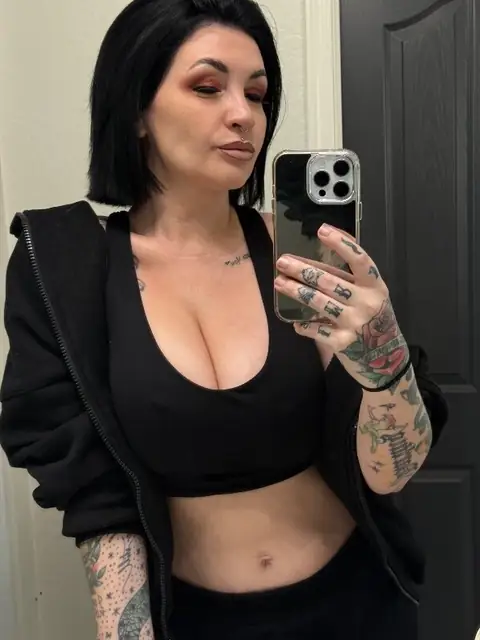 Kourtney Tattooed Curvy WLW Mama on OnlyFans