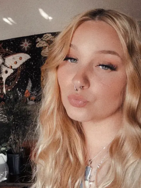 V on OnlyFans