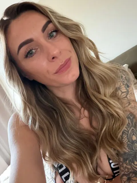Housewife Fleur OnlyFans profile