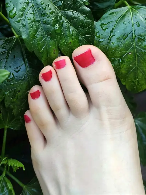 Mia's sexy feet on OnlyFans