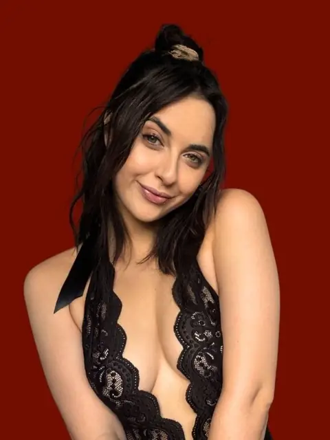 Yasbakervip OnlyFans profile