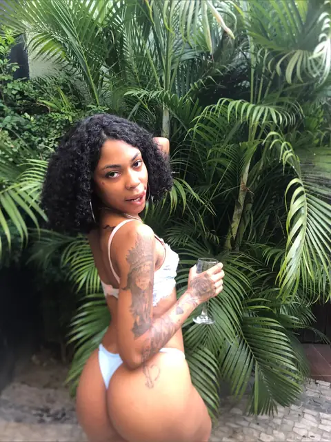 @pretinhaclaire on OnlyFans