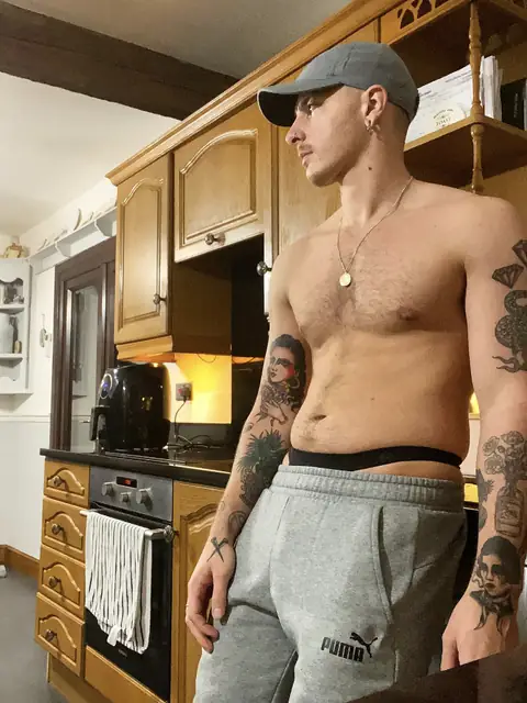 Tomdoingnothing on OnlyFans
