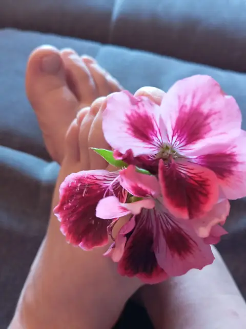 hoolahooptoe on OnlyFans