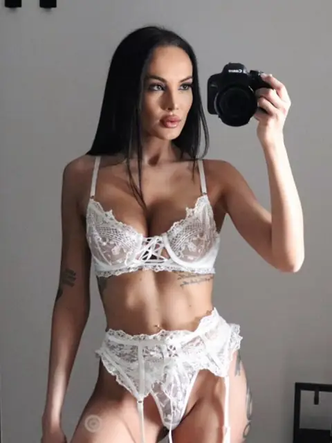 Lara OnlyFans profile