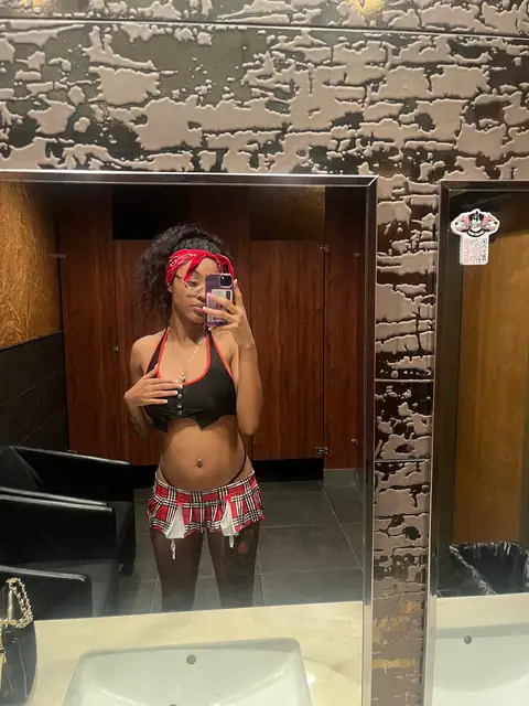 Yasmine OnlyFans profile