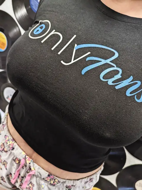 Flora_Green 99% on OnlyFans