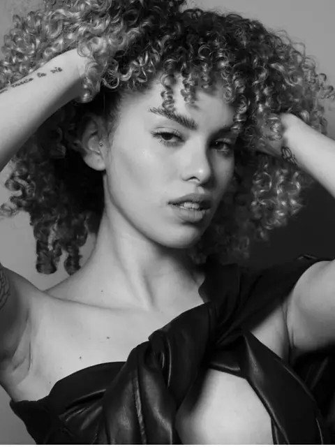 Zara Curly Latina on OnlyFans