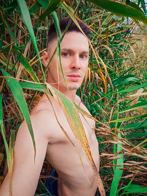 Serg Lee on OnlyFans
